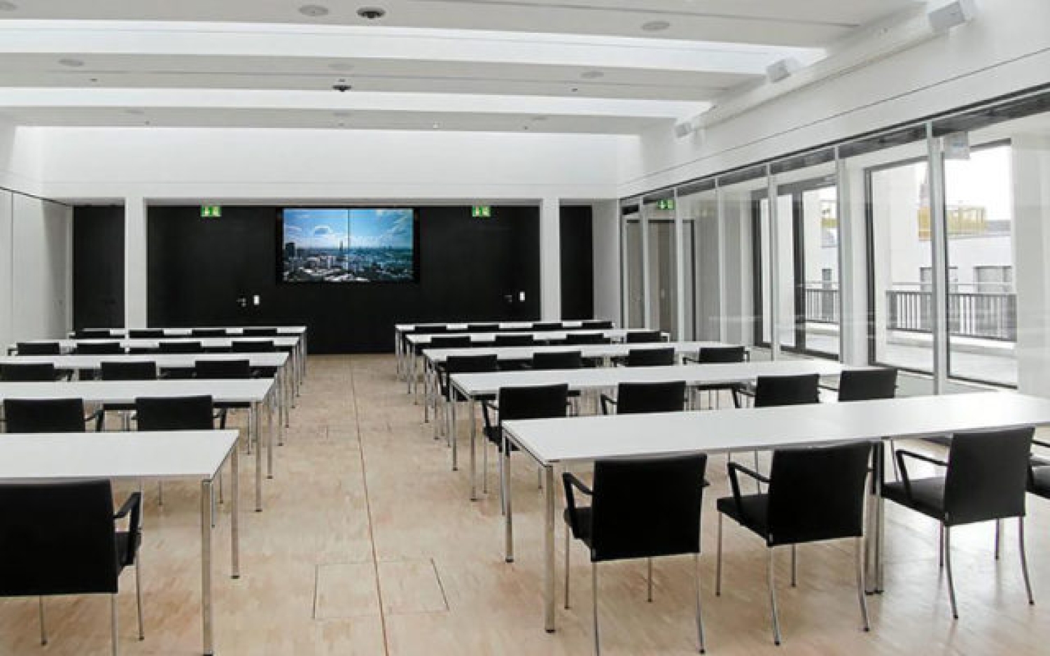 AV-Technik für acht Schulungsräume